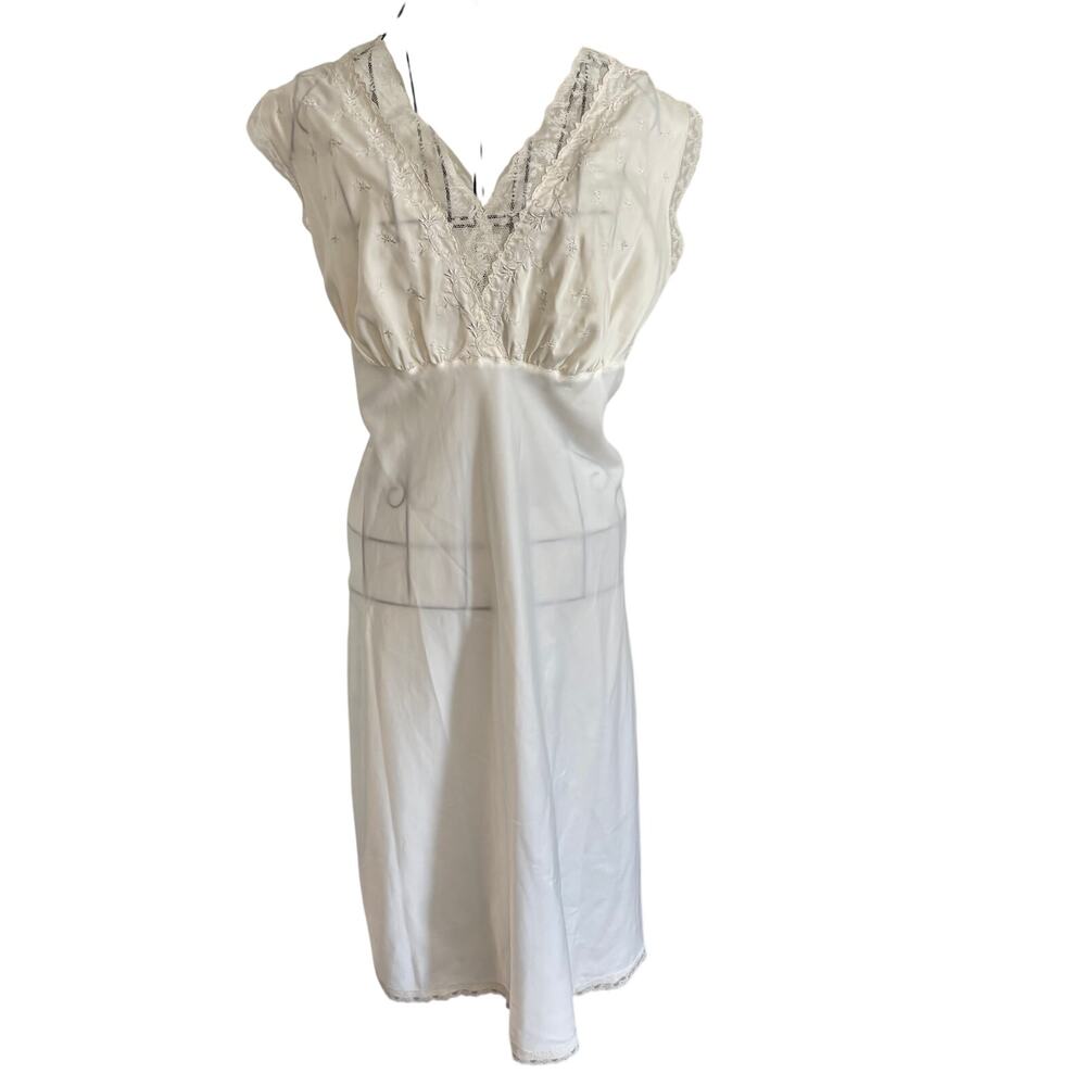 Vintage 1940's WW2 Barbizon Symphony Embroidered Satin Sylfaire Lace Nightgown